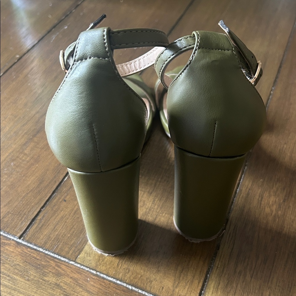 Delicious brand olive green ankle strap block heel sandals size 6.5 - Picture 4 of 6